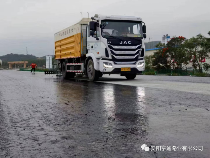 祝賀我司深汕西項目透層、封層試驗段圓 滿成功